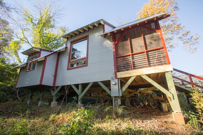 Building Photo - 574 Primitive St