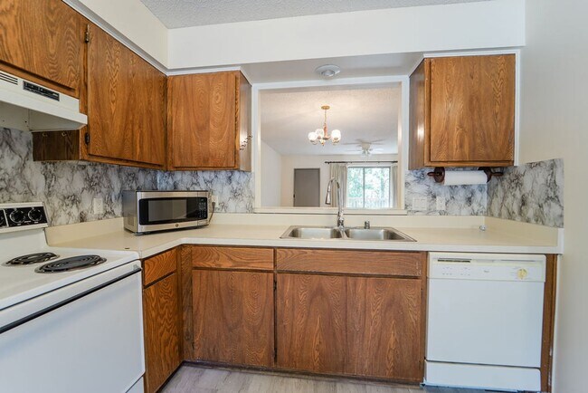 Foto del edificio - This darling 2 bedroom, 1.5 bath townhome is perfect for low maintenance, one level living! With ...