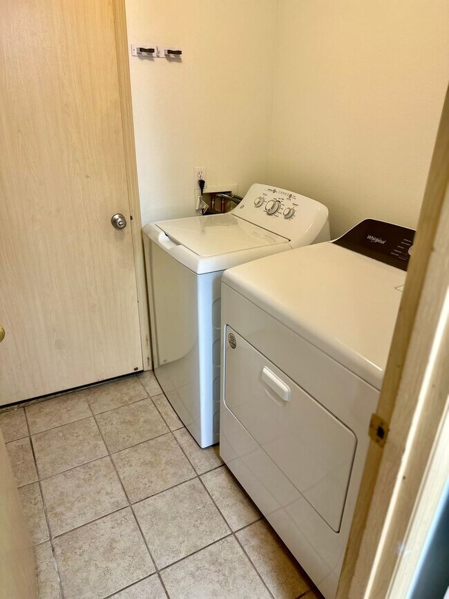 Foto del edificio - 3bed/2.5 bath home available NOW!