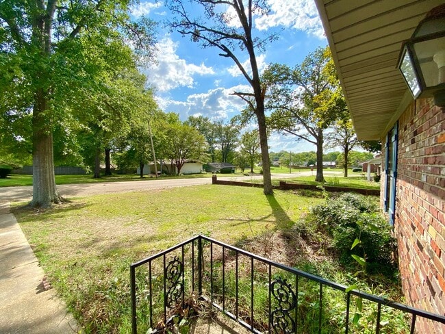 Building Photo - 1100 Cleveland St