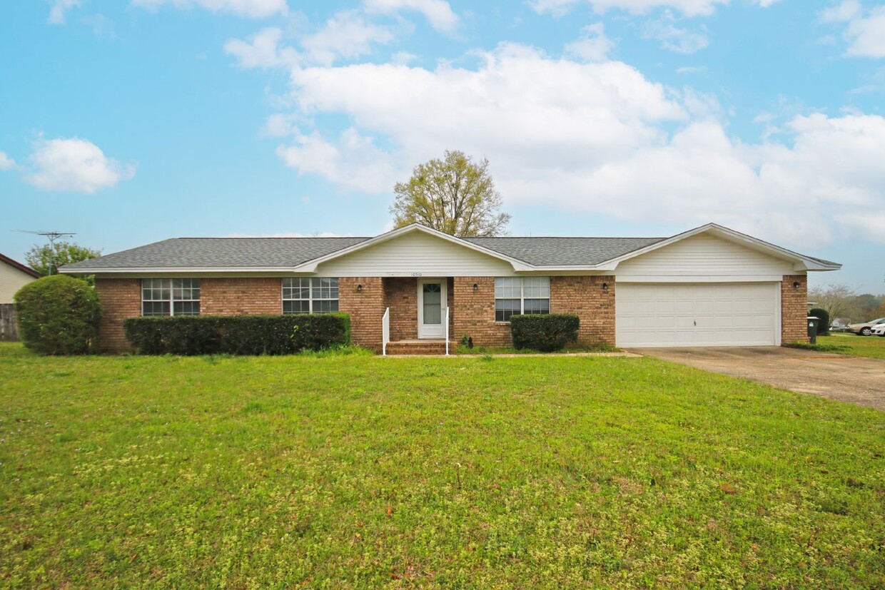 Foto principal - 3 bed, 2 bath brick home near West Florida...