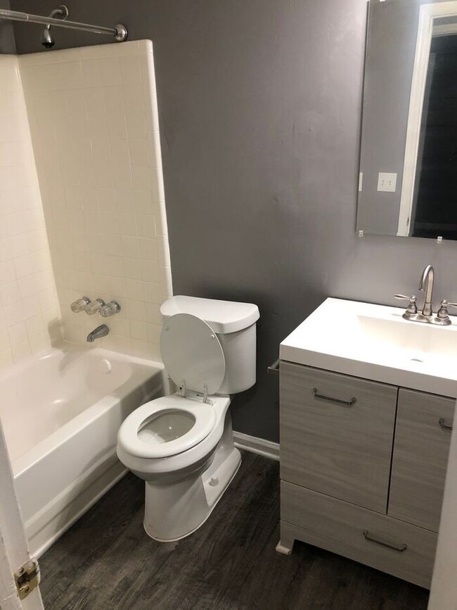 Building Photo - Beautiful Newly updated 3 Bedroom 2 bathro...