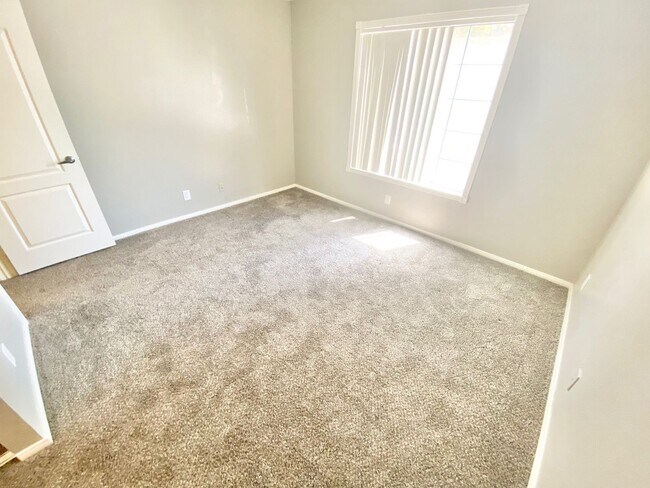 Foto del edificio - ADORABLE GATED CONDO LOCATED IN A GATED CO...