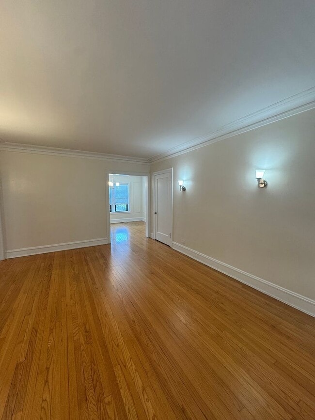 Interior Photo - 910 Judson