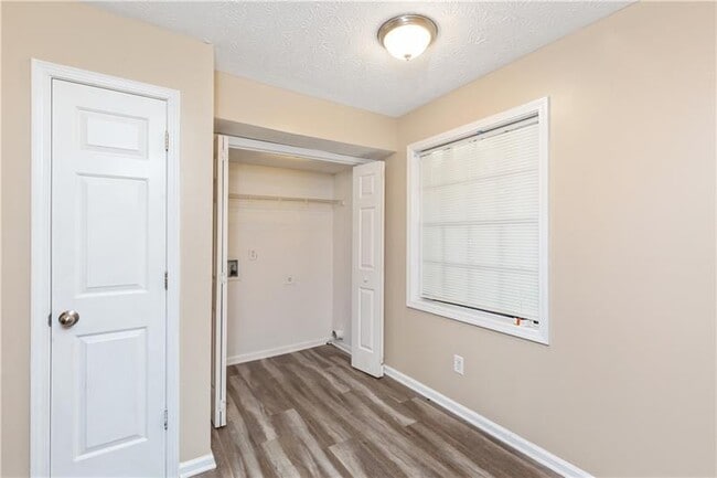 Building Photo - 375 Winding River Dr