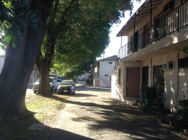 Building Photo - 14027 Oxnard St