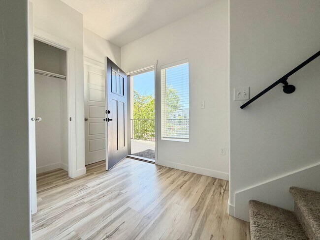 Foto del edificio - 3 Bed + 2.5 Bath Townhome w/ Garage, Storage & Dogs Allowed Near Jordan Landing