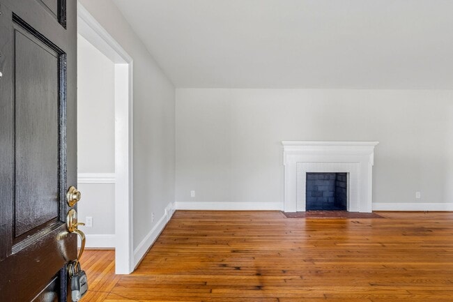 Building Photo - NW - Large Brick Ranch, Updated, Hardwoods, LR, DR, Den, Two Decorative Fire Places, Fenced, Stor...