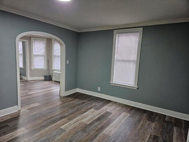 Vista de la sala de estar hacia el comedor. - 11 Willow Ave