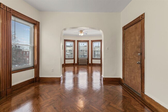 Foto del edificio - 32 Pearsall Ave