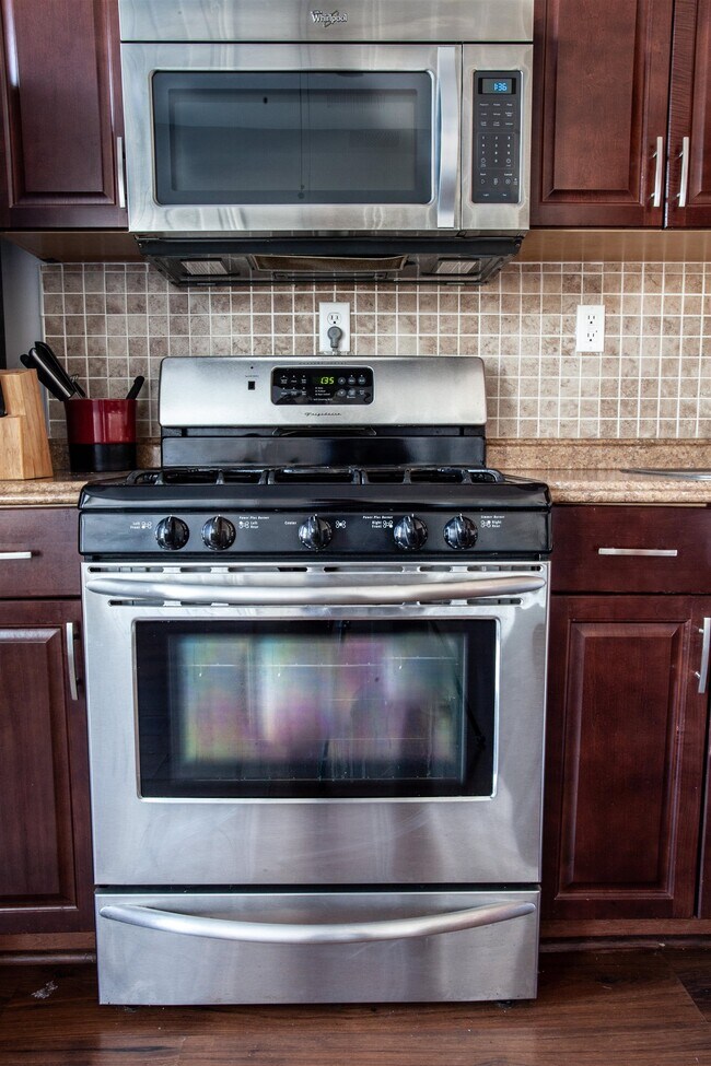 Building Photo - 18 Howard Pl