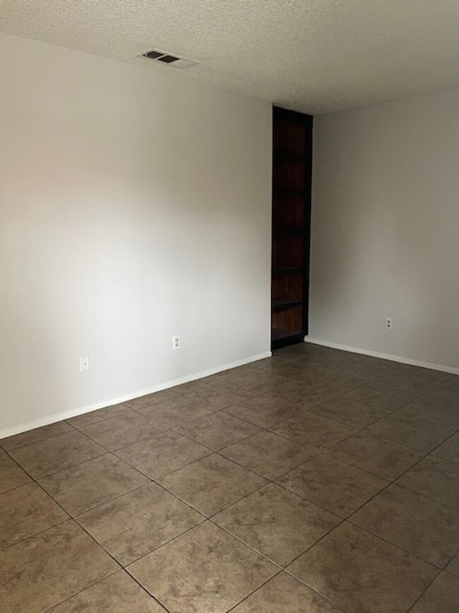 Building Photo - JR5904