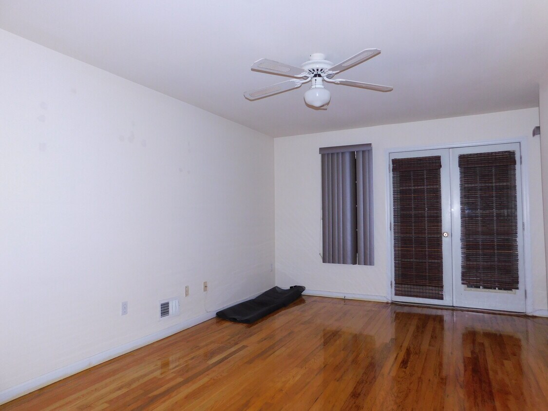 Primary Photo - 217 New York Ave