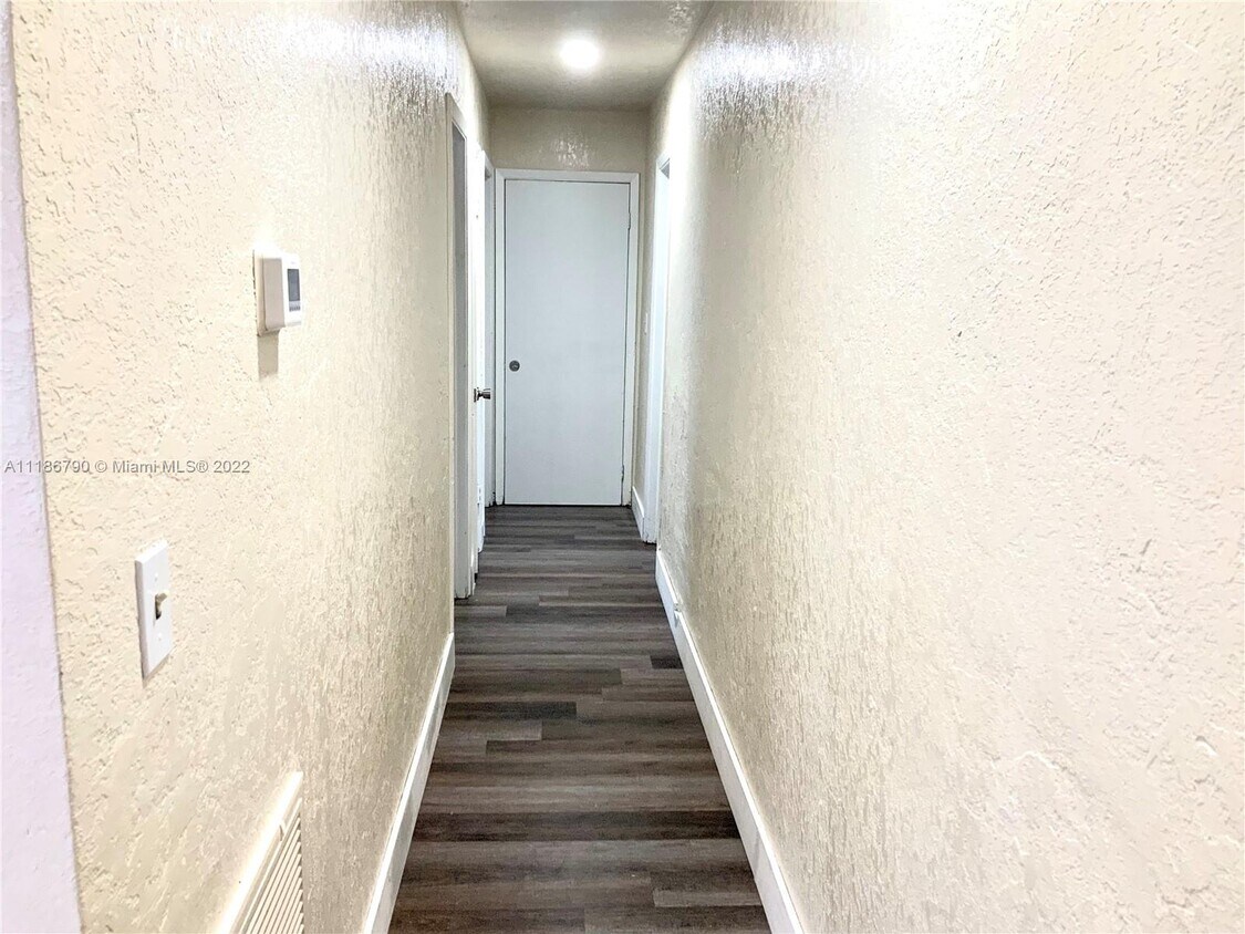 Foto del edificio - 4201 NW 25th Ave