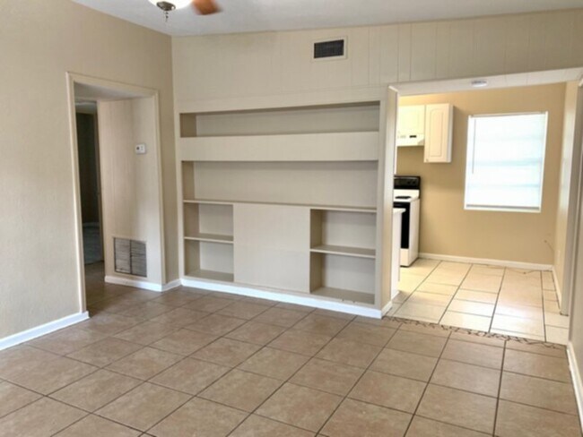 Building Photo - 3 Bedroom Home with NEW Paint, &amp; Updat...
