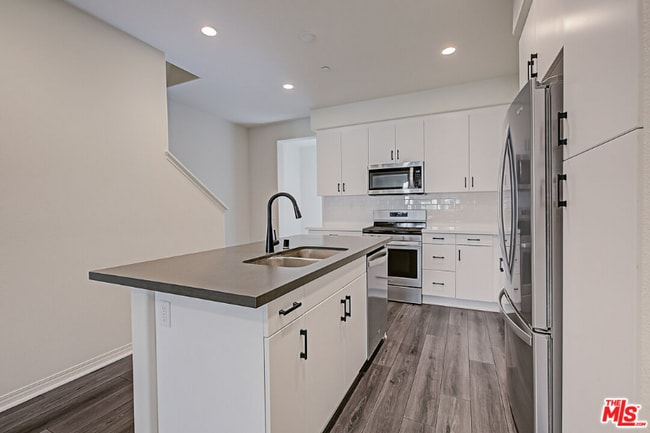 Building Photo - 681 S District Way