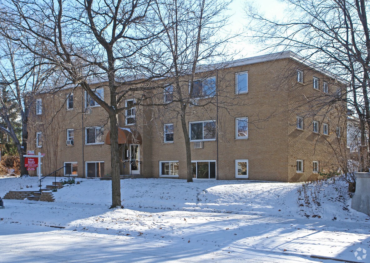Building Photo - 656 Ashland Ave