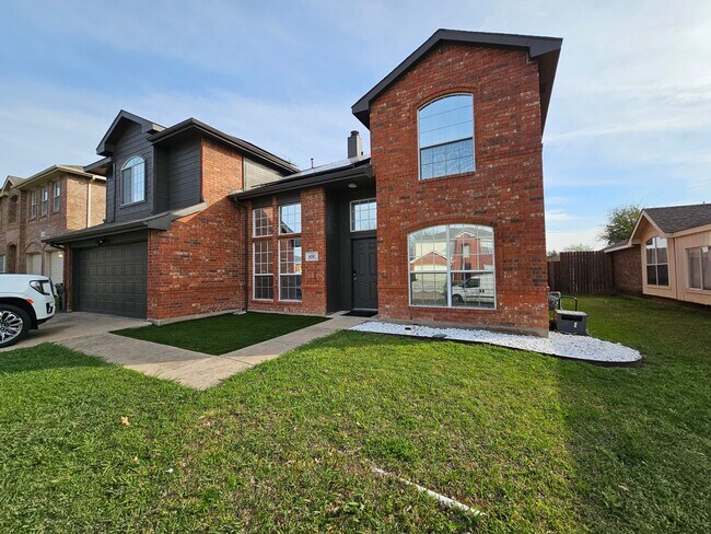 Building Photo - Absolutely Adorable... Lots of space