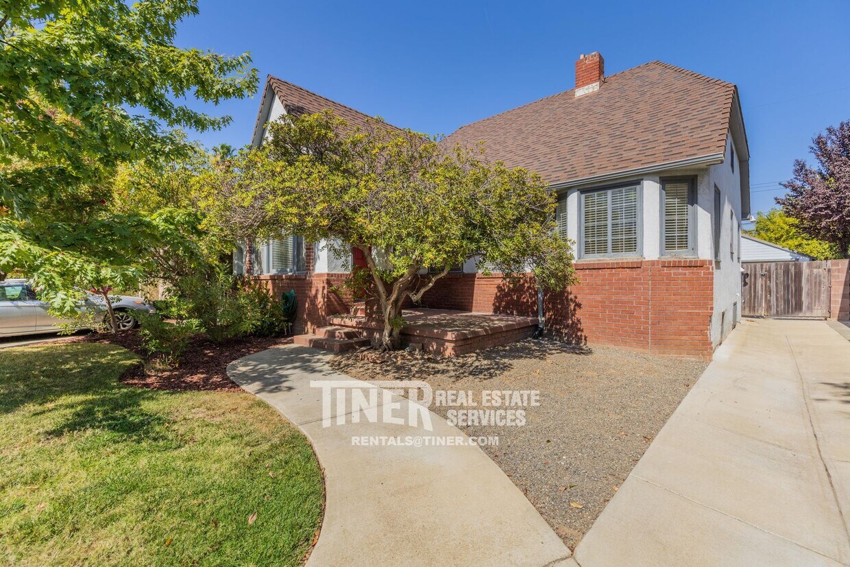 Primary Photo - Charming 2 Bedroom West Tahoe Park Home Ne...