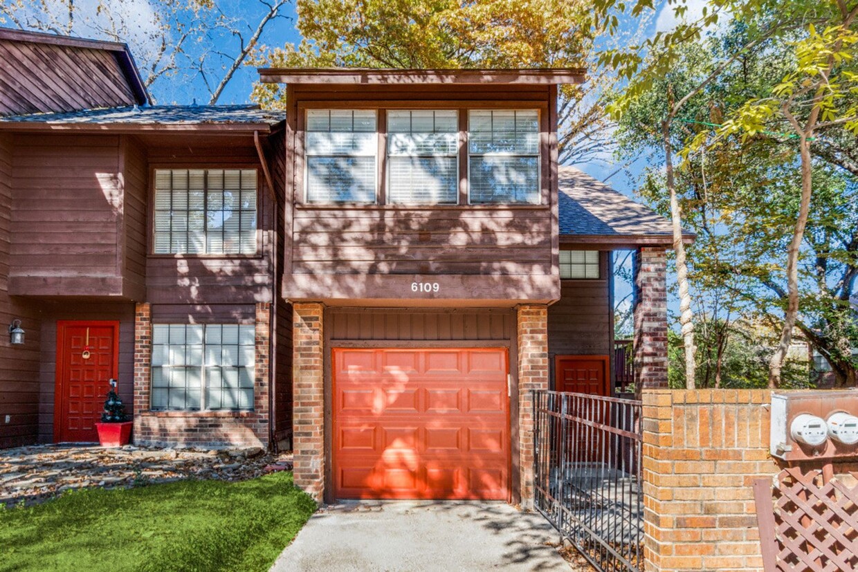 Primary Photo - Move In Ready 3 Level Townhome in Lake Hig...