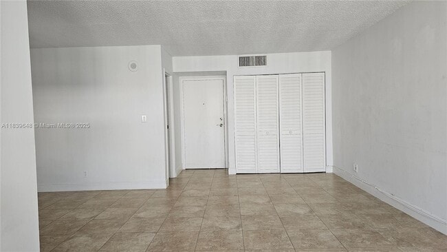 Foto del edificio - 17021 N Bay Rd