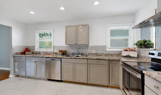 Building Photo - 1900 Hilltop Dr