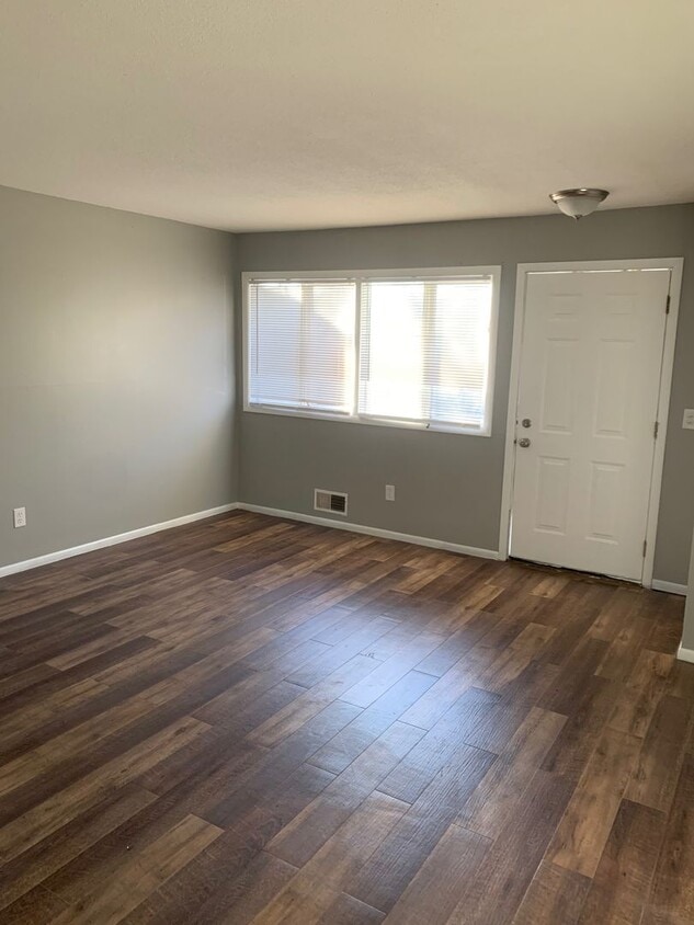 Foto principal - Stunning 3 Bedroom 1 Bathroom Townhome in ...