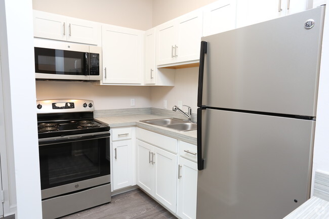 2HAB, 2BA - Euclid - Renovado - Cocina - MidTown Apartments