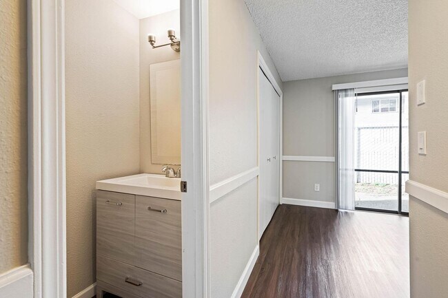 Foto del edificio - $500 off 1st month! Clean, welcoming 2-bdrm/1.5 bath unit in Milwaukie. Private patio, quiet loca...