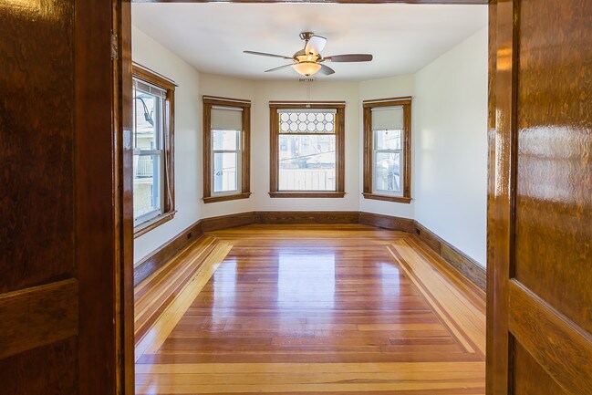 Building Photo - 2 Roslyn St Ct