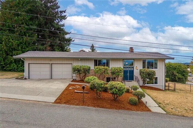 Building Photo - Amazing, 4 bedroom, 2 bath split level hom...