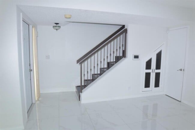 Foto del edificio - 3800 NW 23rd Ct