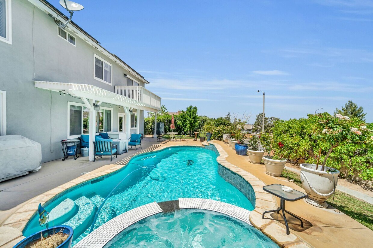 Building Photo - West Palmdale 5+3 POOL/SMART HOME WITH SOLAR!