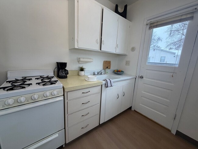 Building Photo - 1 bed, 1 bath for rent in quiet Waterloo neighborhood