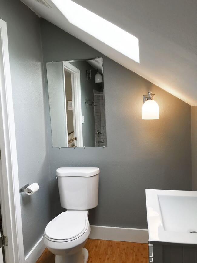 Building Photo - Gorgeous Portland 3 Bedroom Bungalow w/Dou...
