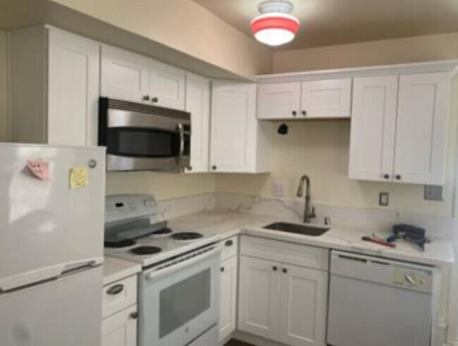 Building Photo - 909 I St