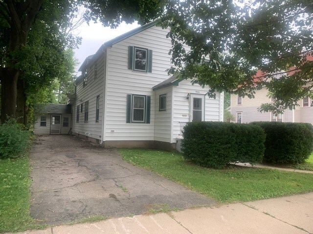 Front & Driveway - 926 Glen St