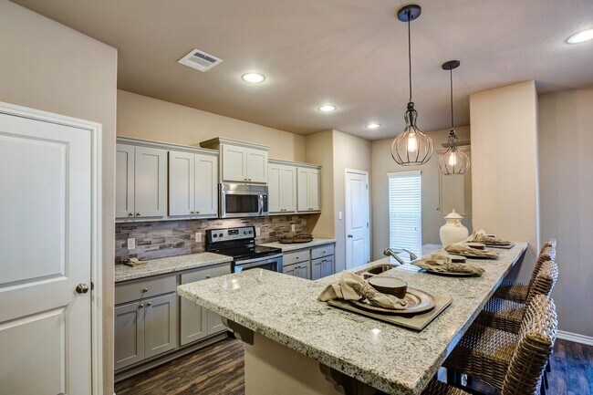 Foto del edificio - Gorgeous 4 Bedroom, 4.5 Bath Townhome Avai...