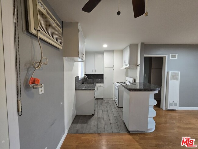 Foto del edificio - 7419 Woodley Ave