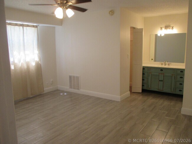 Building Photo - 106 Lake Dora Dr