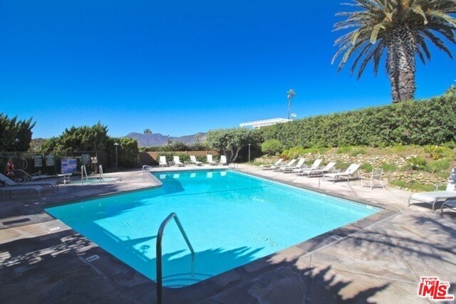 Foto del edificio - 29700 Zuma Bay Way