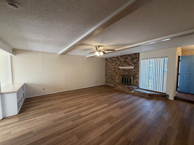 Foto del edificio - Cozy Elegance: Charming 2-Bed Lubbock Retreat with Fireplace & Spacious Living!