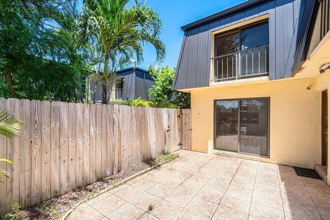 Building Photo - 2453 Waterside Dr