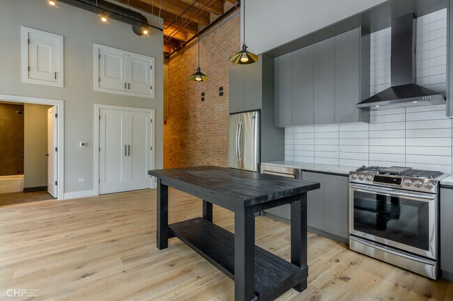 Building Photo - 729 N Sangamon St