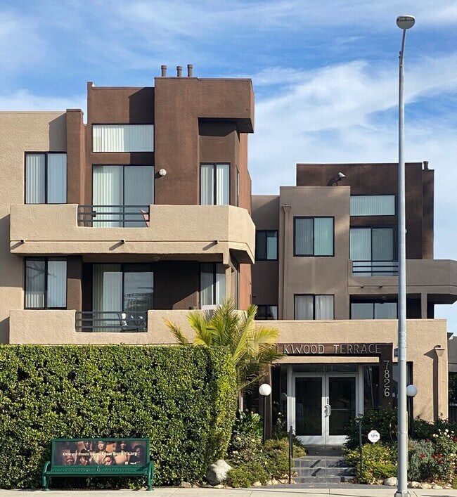 Foto del edificio - 7826 Topanga Canyon Blvd
