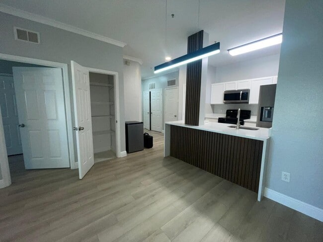 Building Photo - Available NOW, GROUND FLOOR CONDO,  3/2 Condo