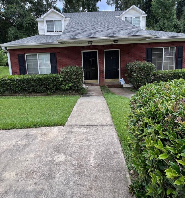 Building Photo - 3 BR/ 2 BA townhome located in Lakeshore E...