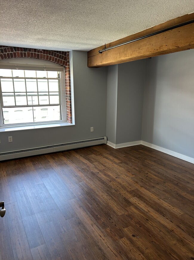 Large main bedroom - 240 Jackson St