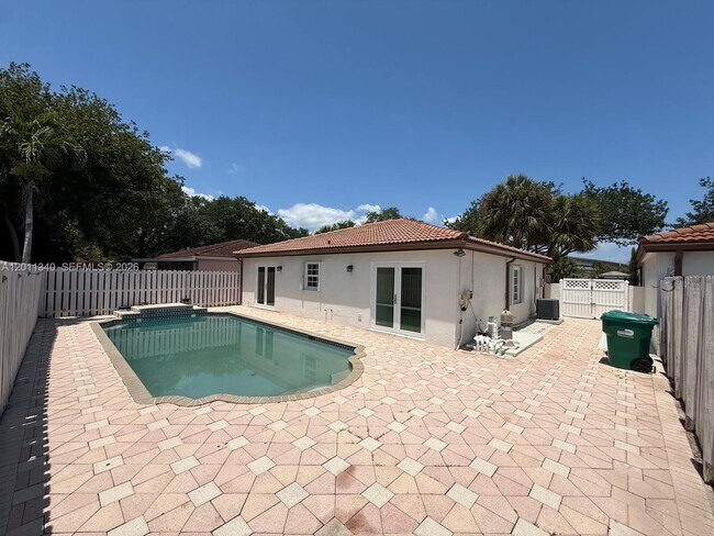 Foto del edificio - 9130 NW 193rd St