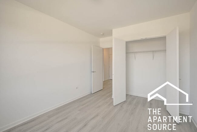 Building Photo - 1544 W Glenlake Ave